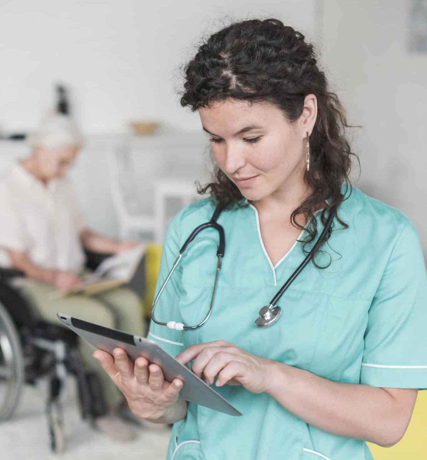 portrait-femme-infirmiere-stethoscope-autour-elle-cou-utilisation-tablette-numerique
